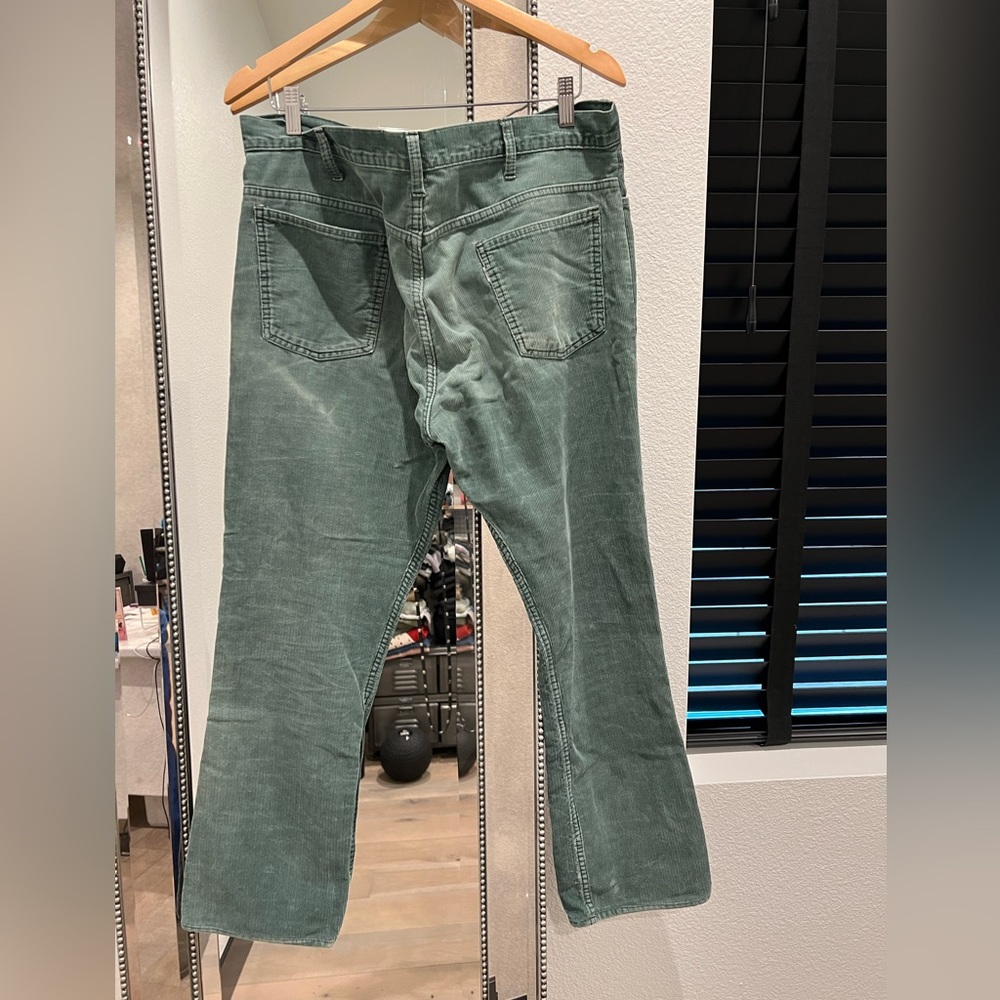 LEVIS GREEN CORDUROY PANTS. COLOR: GREEN. SIZE: APPROX 30 - Picture 2 of 7